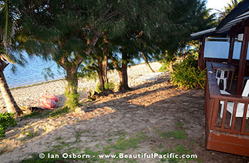 picture showing the bungalow right on Muri Beach