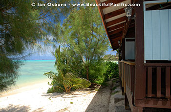 the white sands and turquiose lagoon at Tianas Beach in the Cook islands