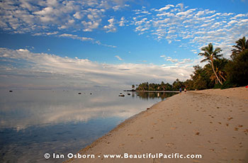 picture of Muri Beach Rarotonga taken in the early morning