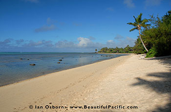 picture of Muri Beach taken with the midday sun